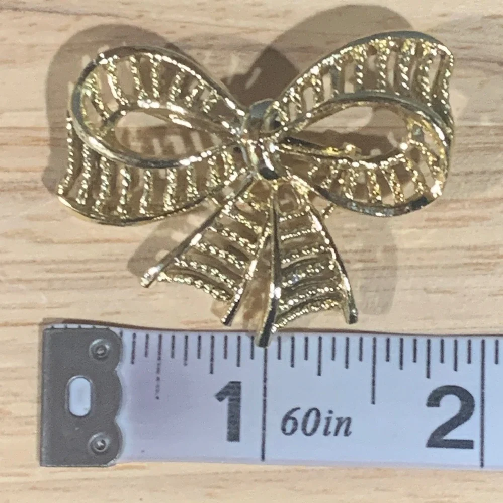 Vintage Style Gold Tone Textured Bow Brooch Pin Feminine Ribbon‎ Lapel Accessory